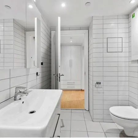 Modern In Right By The Waterfront And Center *